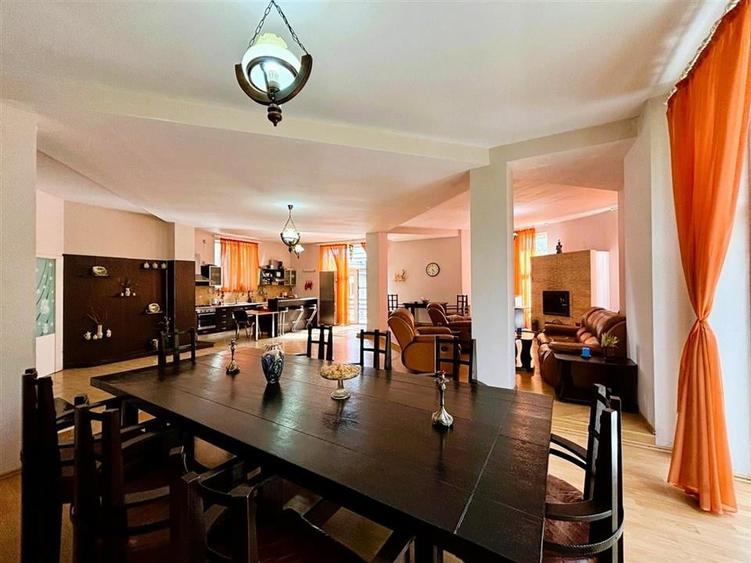 Casă individuală cu 10 camere cu Piscina în Malul Ursului
