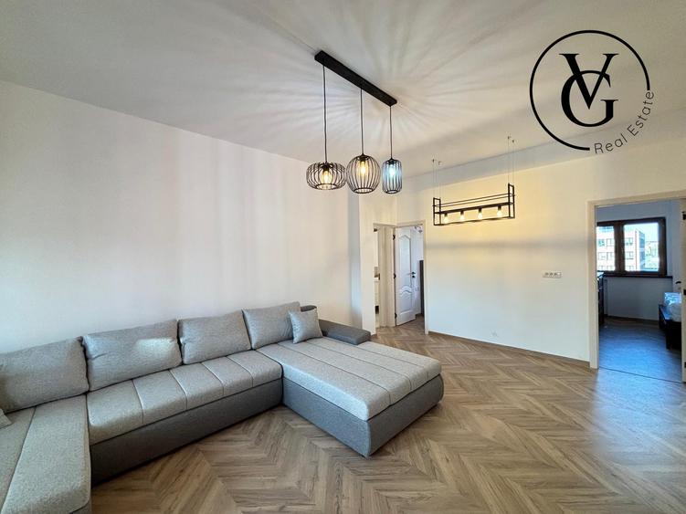Apartament cu 5 camere semidecomandat, mobilat în P-ța Universității