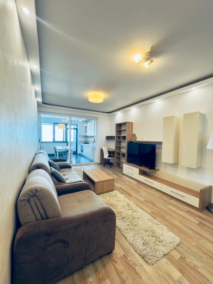 Apartament cu 3 camere decomandat în Tractorul