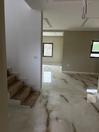 Casă individuală cu 6 camere decomandat cu Canalizare în Girocului