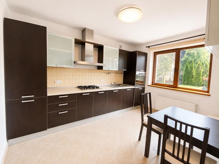 Duplex cu 6 camere cu Piscina în Iancu Nicolae