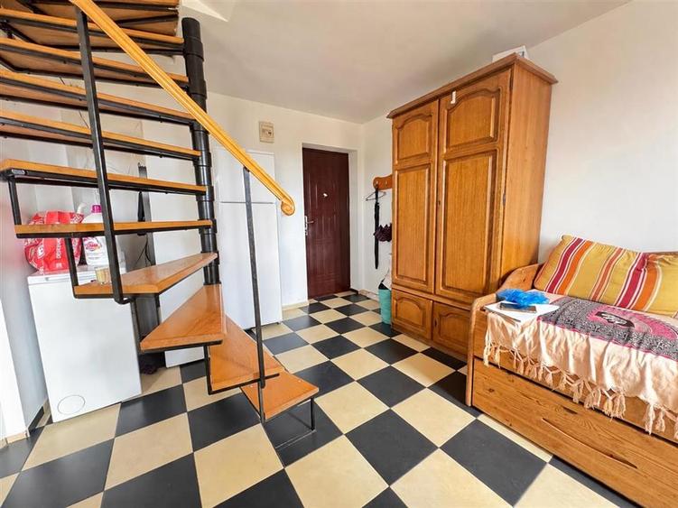 Apartament cu 3 camere semidecomandat, mobilat în Central
