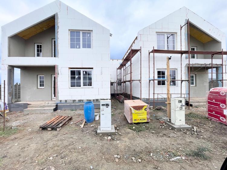 Duplex cu 4 camere cu Canalizare în Moșnița Nouă