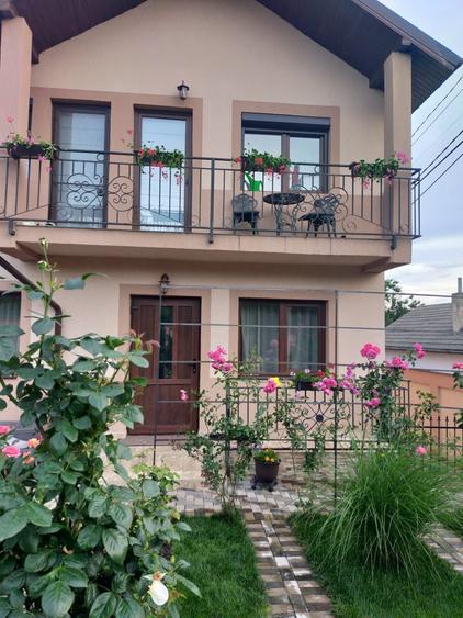 Casă cu 4 camere decomandat în Lăpuș