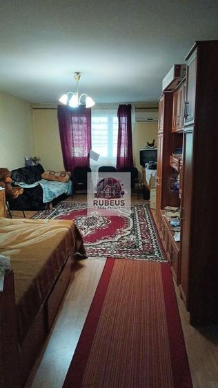 Casă individuală cu 9 camere cu Canalizare în Mărăcineanu