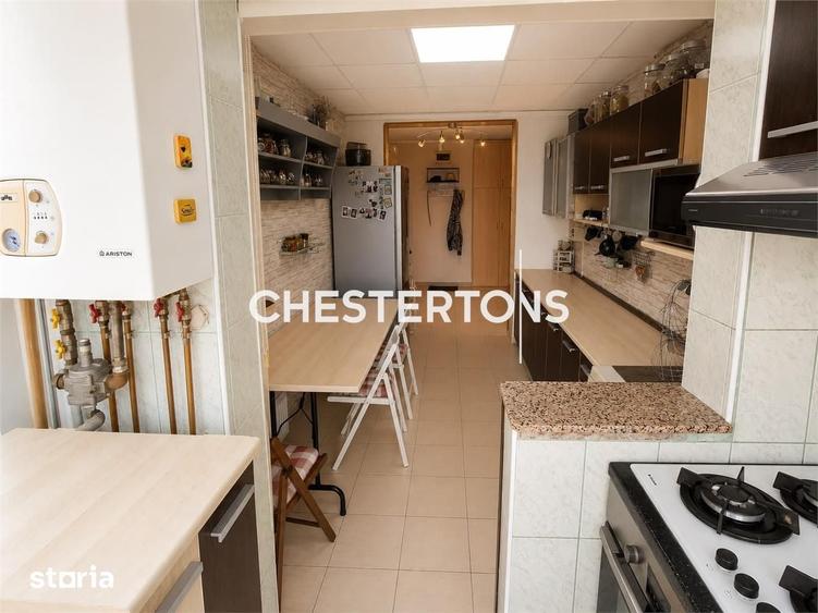 Apartament cu 4 camere semidecomandat în Berceni
