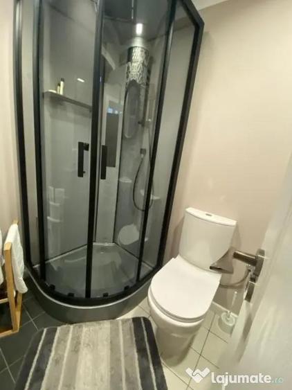 Casă cu 4 camere cu Teren 1200 Mp în Central