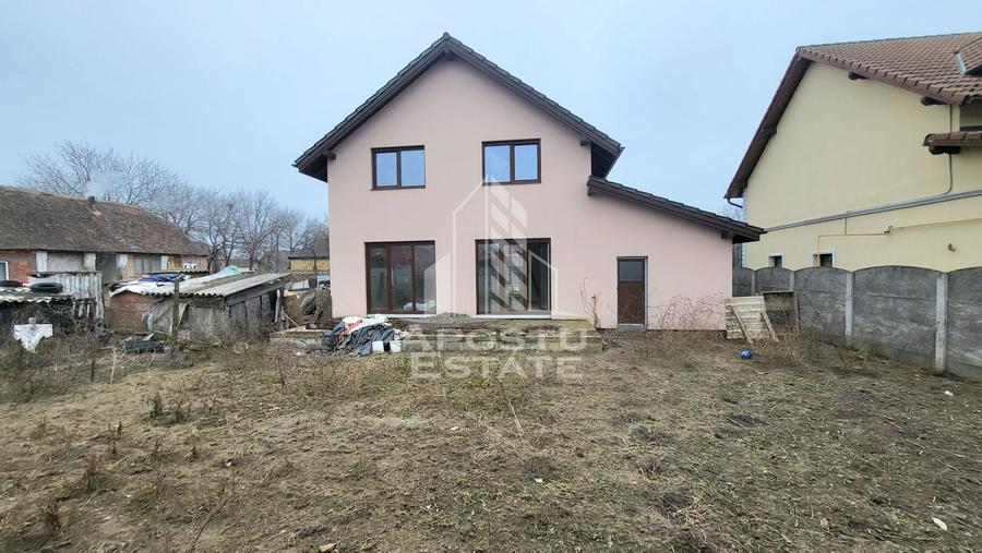 Casă individuală cu 5 camere cu Canalizare în Parța