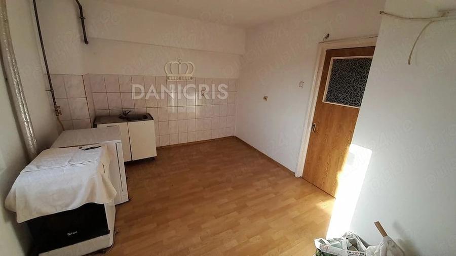 Apartament cu 3 camere decomandat în Far