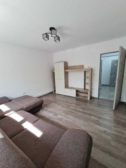 Apartament cu 3 camere semidecomandat în Central