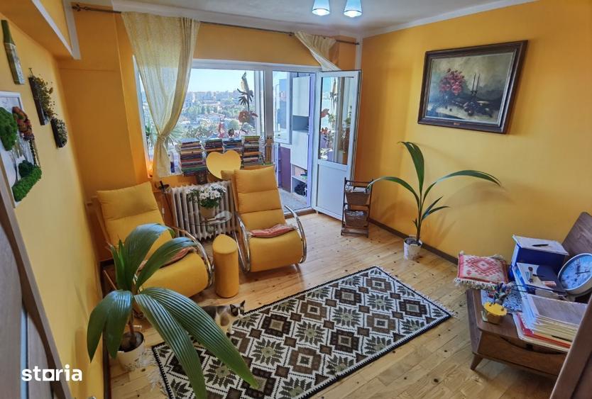 Apartament cu 3 camere decomandat în Tei