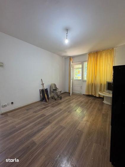 Apartament cu 4 camere semidecomandat în Berceni