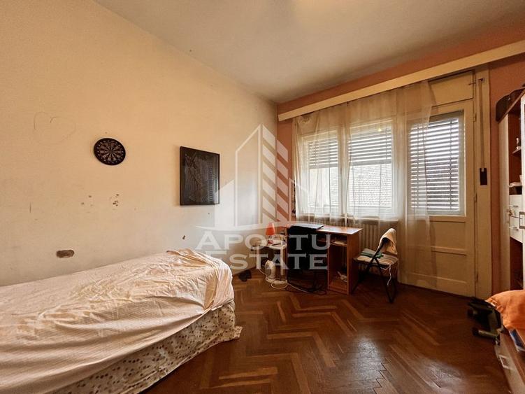 Apartament cu 4 camere decomandat în Central