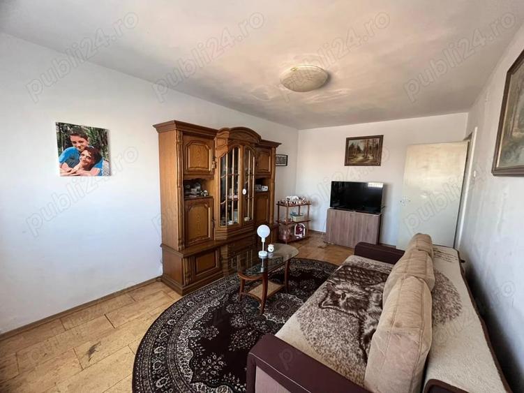 Apartament cu 3 camere decomandat în Astra
