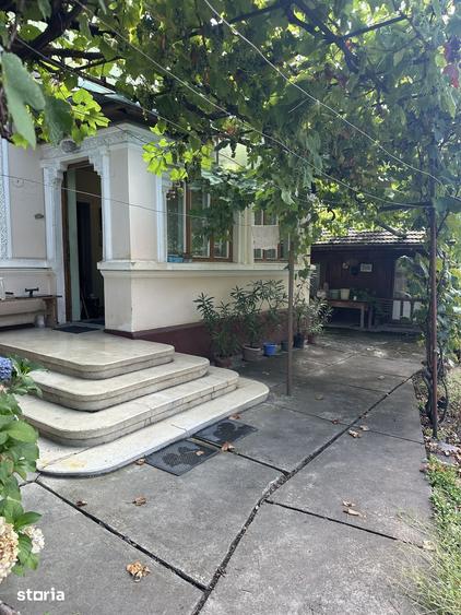 Casă cu 8 camere cu Teren 850 Mp în Central
