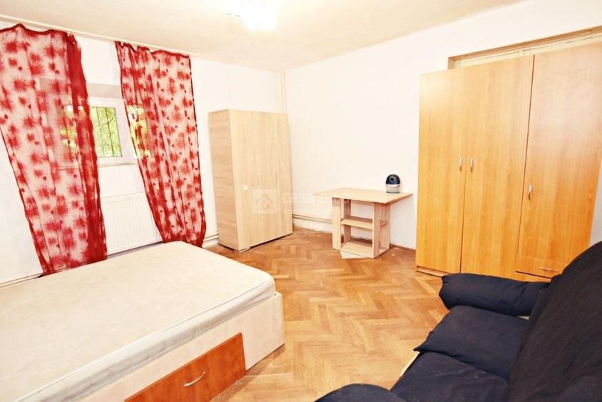 Casă individuală cu 10 camere cu Canalizare în Central
