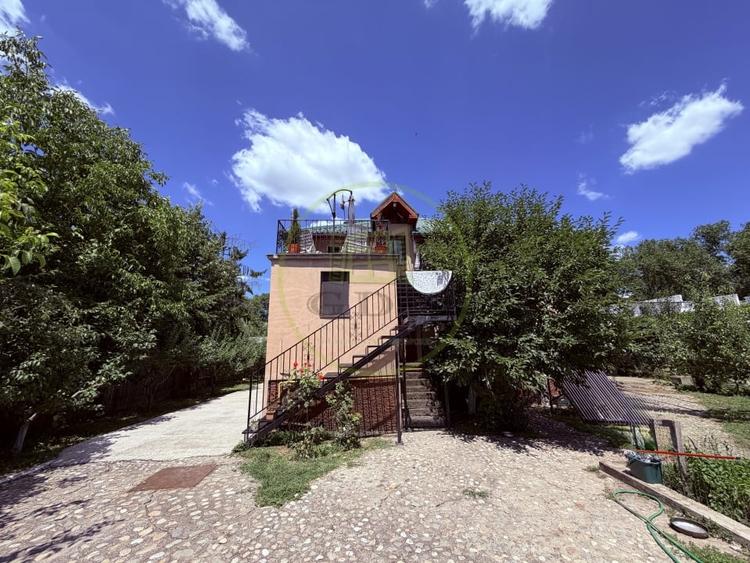 Casă individuală cu 8 camere cu Teren 1787 Mp în Mofleni