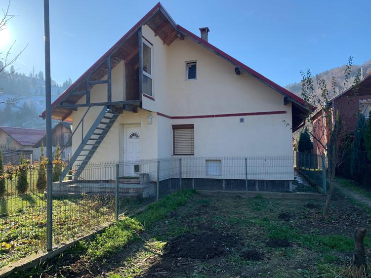 Casă cu 4 camere în Bușmei