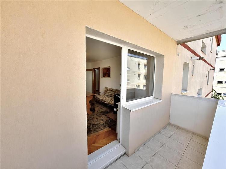 Apartament cu 4 camere decomandat în Tractorul