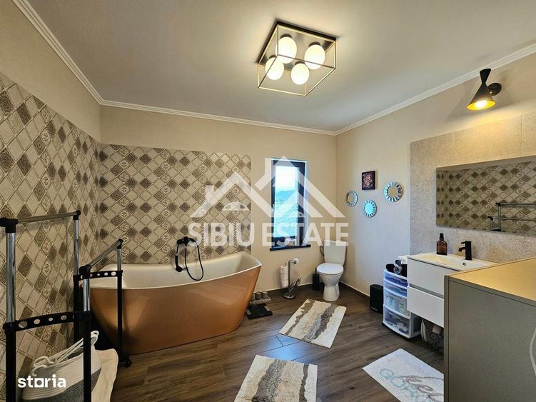 Casă cu 4 camere cu Teren 600 Mp în Sadu
