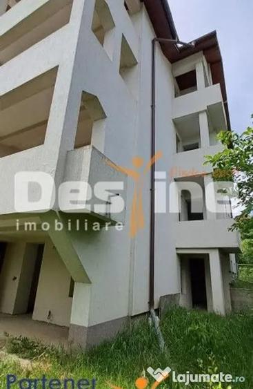 Casă cu 11 camere cu Teren 500 Mp în Valea Lupului