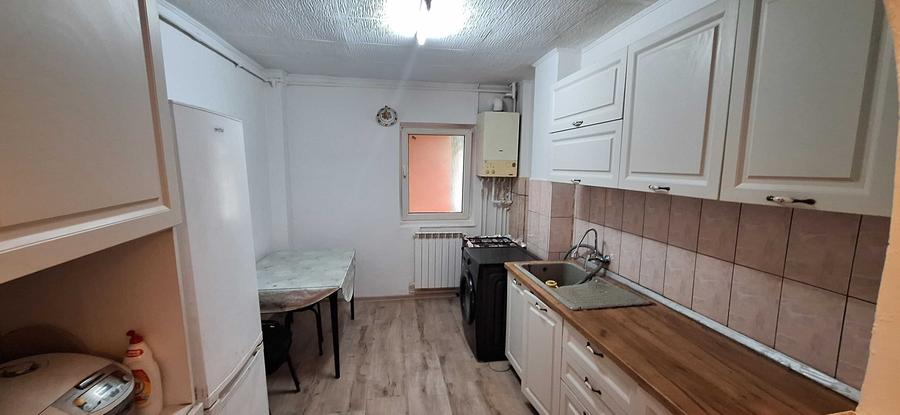 Apartament cu 3 camere decomandat în Vitrometan