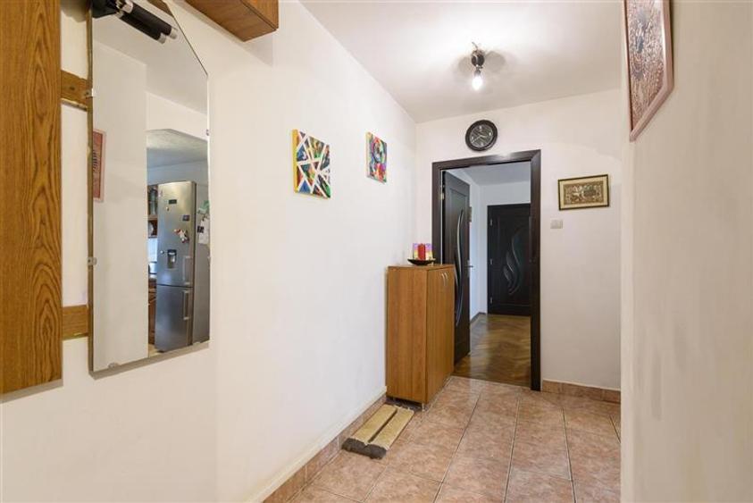 Apartament cu 4 camere semidecomandat, mobilat în Tractorul