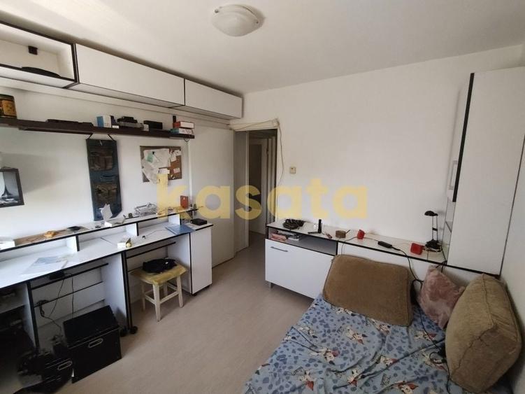 Apartament cu 3 camere semidecomandat în Ozana