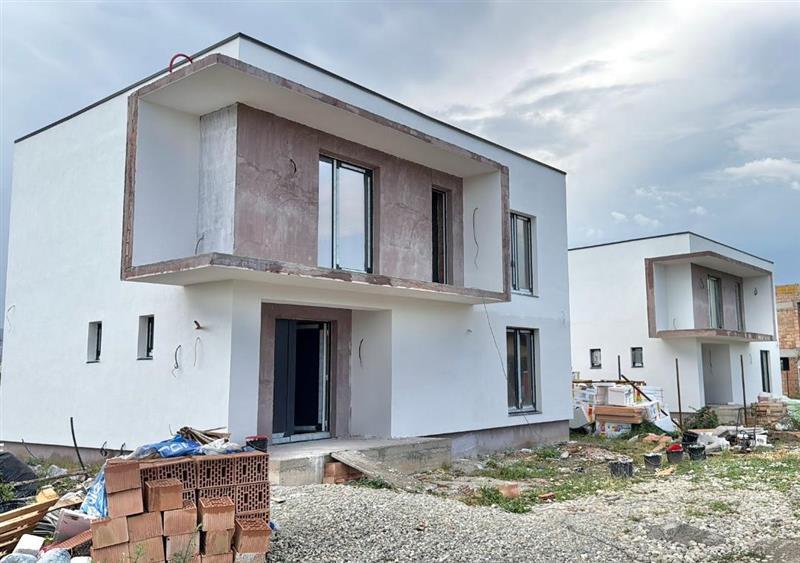 Casă individuală cu 4 camere cu Canalizare în Exterior Est