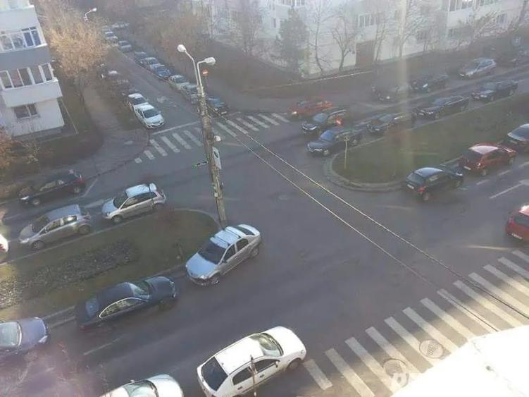 Apartament cu 3 camere semidecomandat în Aviației