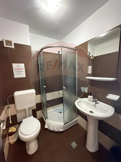 Casă cu 10 camere cu Teren 568 Mp în Corbu