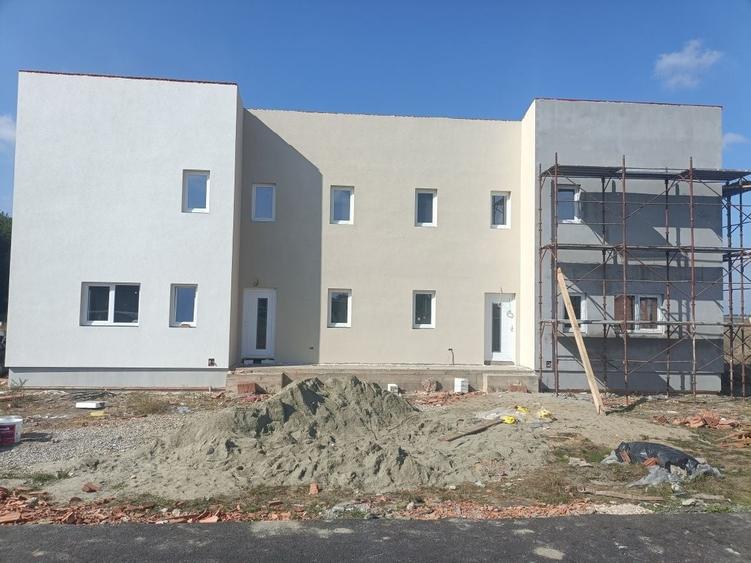 Casă cu 4 camere în Dumbrăvița