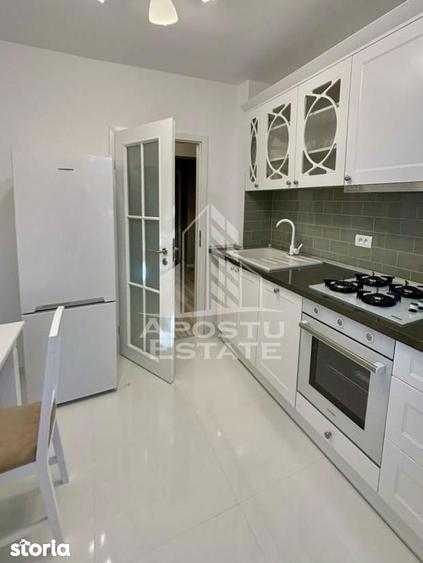 Apartament cu 3 camere, mobilat în Central