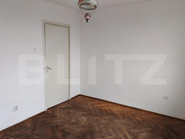 Apartament cu 3 camere semidecomandat în Botizului