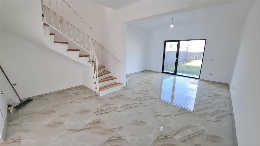Duplex cu 3 camere cu Canalizare în Valea Lupului