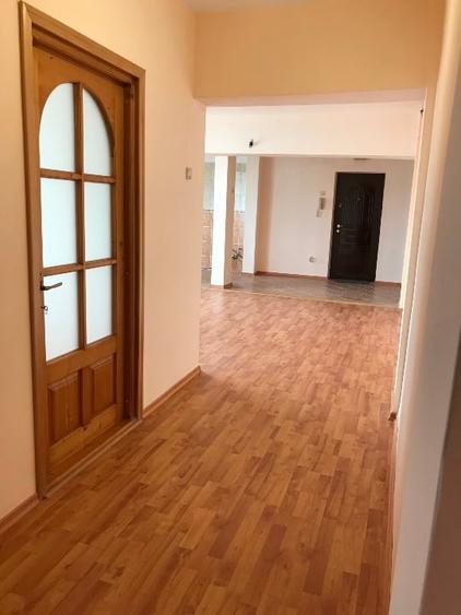 Apartament cu 3 camere decomandat în Banca Națională