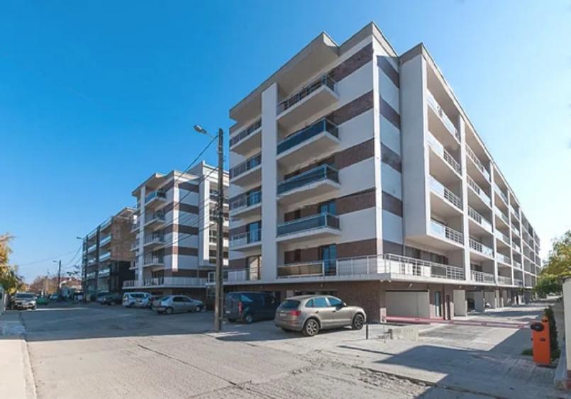 Apartament cu 3 camere semidecomandat, mobilat în Băneasa