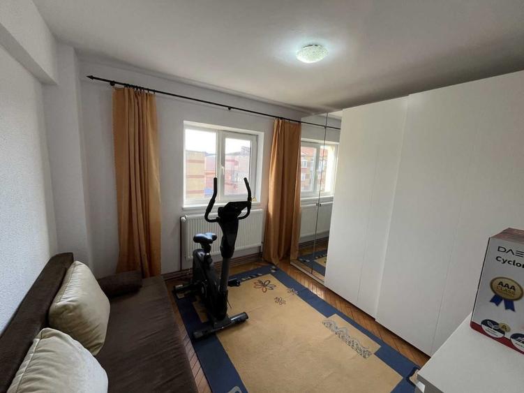 Apartament cu 3 camere decomandat în Cetate
