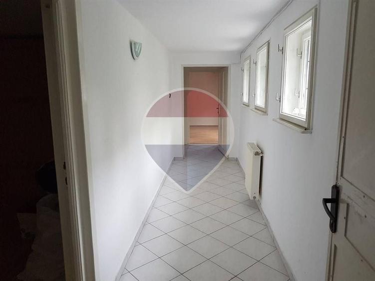 Casă individuală cu 13 camere cu Teren 700 Mp în Zorilor