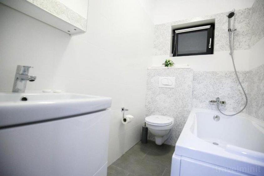 Apartament cu 3 camere semidecomandat în Podul de Fier