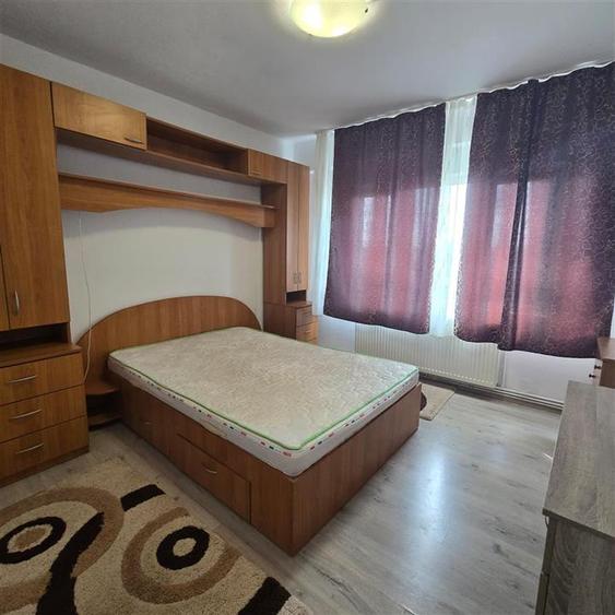 Apartament cu 3 camere decomandat în Mircea cel Bătrân
