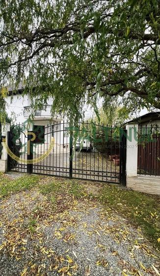 Casă individuală cu 6 camere cu Canalizare în Central