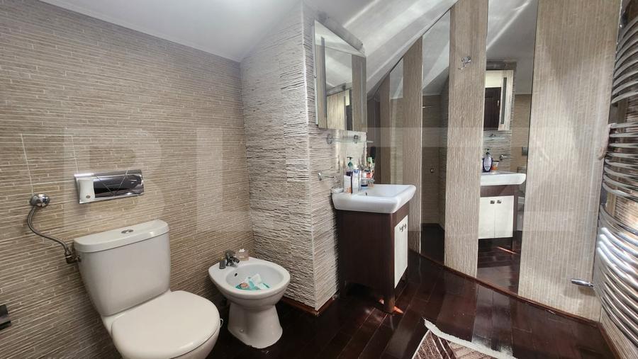 Casă individuală cu 7 camere cu Canalizare în Central
