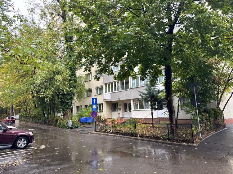 Apartament cu 3 camere decomandat, mobilat în Berceni