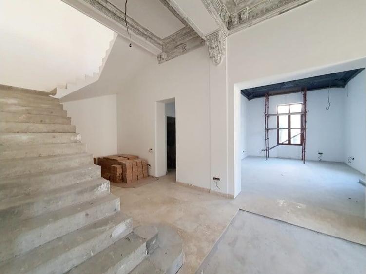 Casă cu 16 camere cu Teren 665 Mp în Universitate