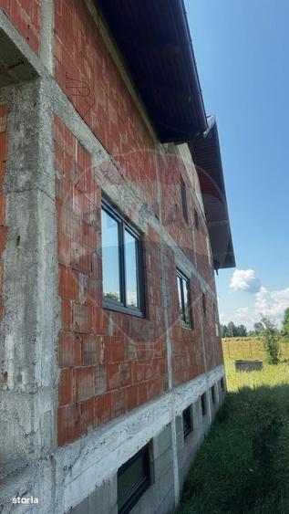 Casă cu 4 camere în Costâna