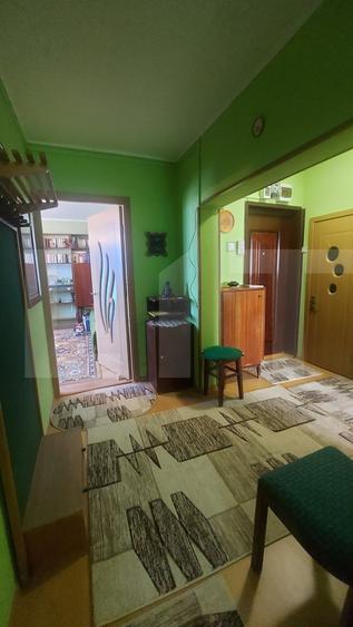 Apartament cu 3 camere semidecomandat, mobilat în Simeria