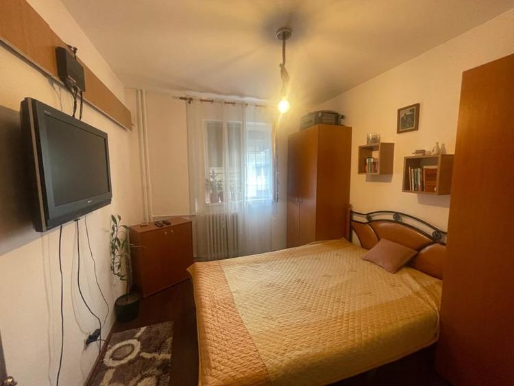 Apartament cu 3 camere semidecomandat, mobilat în Valea Rosie