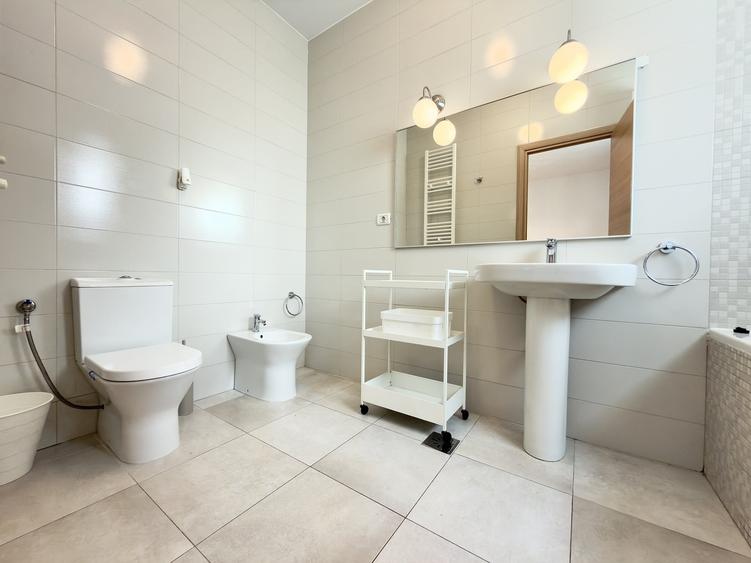 Apartament cu 3 camere decomandat, mobilat în Barbu Văcărescu