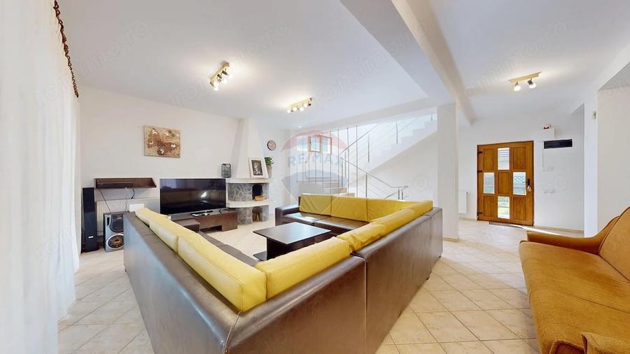 Casă cu 5 camere cu Teren 745 Mp în Cioplea